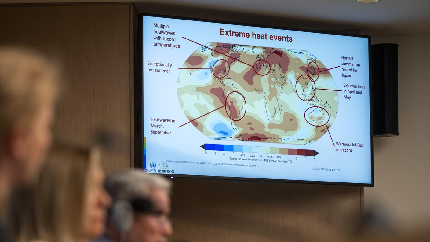Uno schermo televisivo mostra una mappa del caldo estremo durante la conferenza stampa della WMO