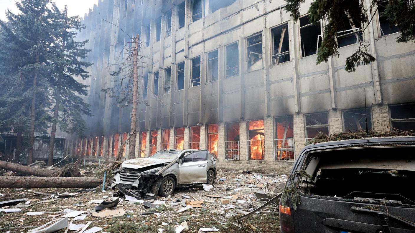 Un edificio industriale colpito a Kharkiv mercoledì