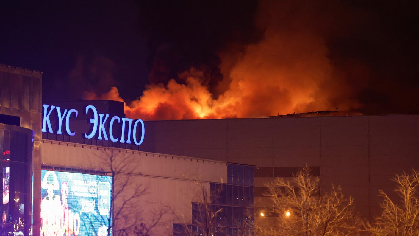 La Crocus City Hall di Mosca in fiamme