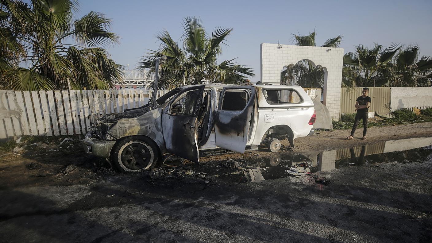 Auto distrutta dell'ONG World Central Kitchen (WCK) lungo la strada di Al Rashid, tra Deir Al Balah e Khan Younis, nel sud della Striscia di Gaza il 2 aprile
