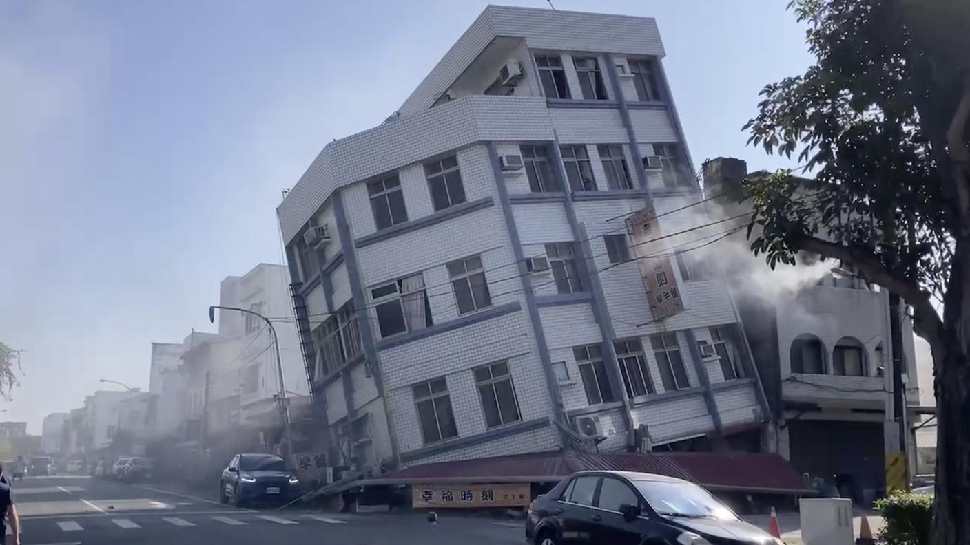 Un edificio collassato in parte dopo la scossa di terremoto che mercoledì ha investito Taiwan