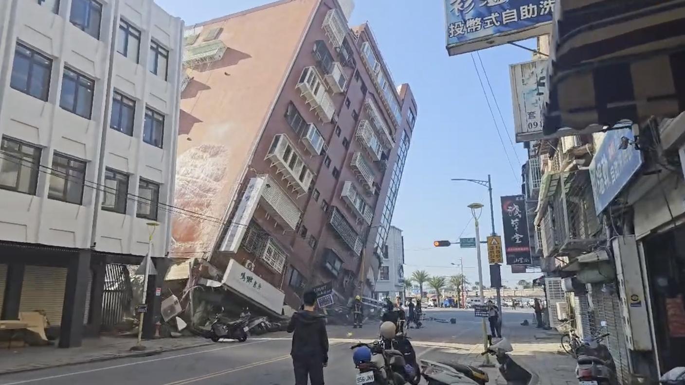 Una palazzina inclinatasi su un fianco dopo la scossa tellurica registrata a Taiwan mercoledì