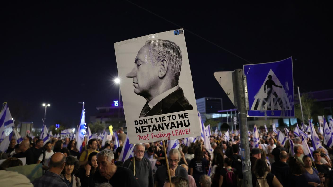 Migliaia di israeliani continuano a scendere in piazza per chiedere le dimissioni del premier Netanyahu (31 marzo 2024)
