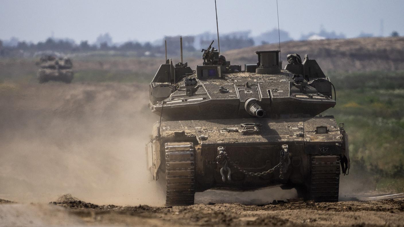 Un carro armato israeliano al confine con la Striscia di Gaza