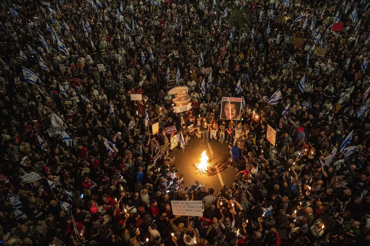 Un momento della manifestazione contro Netanyahu svoltasi sabato scorso a Tel Aviv