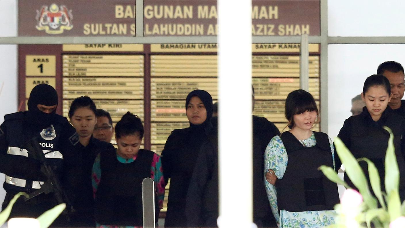 Le due donne accusate dell'omicidio di Kim Jong-nam arrivano in tribunale