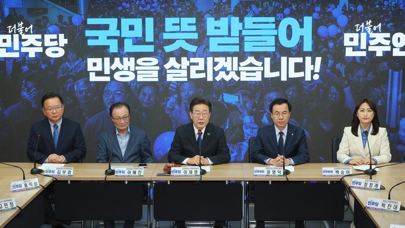 Lee Jae-myung, al centro, è a capo del principale partito all'opposizione