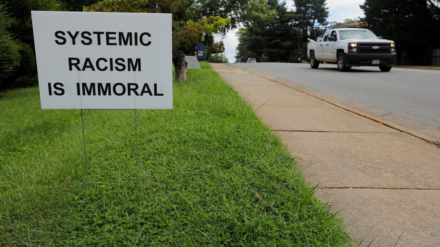 Un cartello apparso a Charlottesville, in Virginia, nel 2018