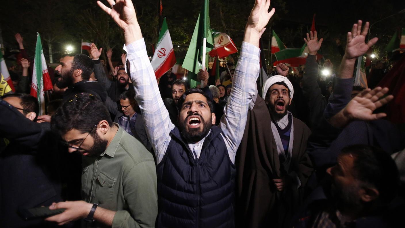 Molte persone sono scese in strada a Teheran per celebrare l'attacco iraniano contro Israele
