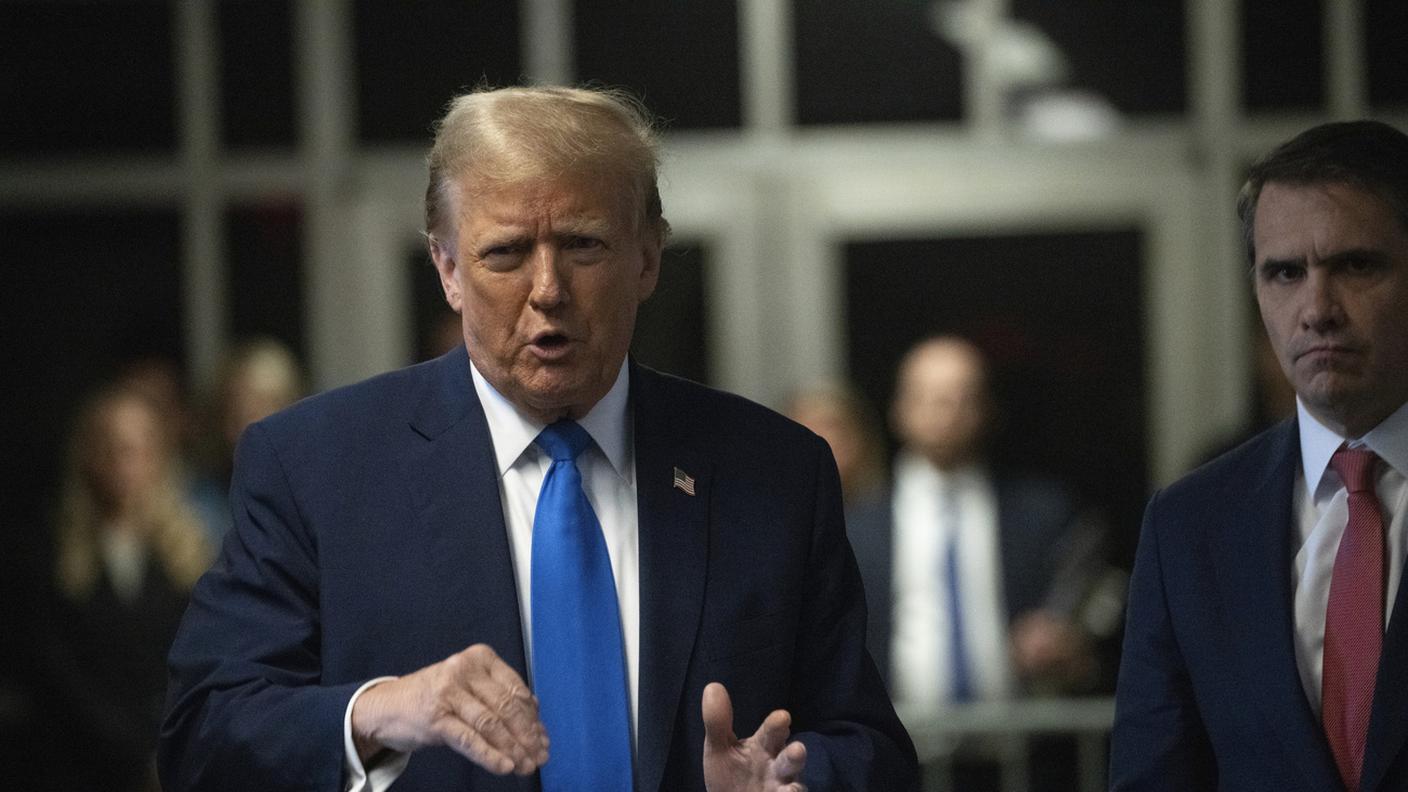 Donald Trump davanti ai media all'uscita dal tribunale