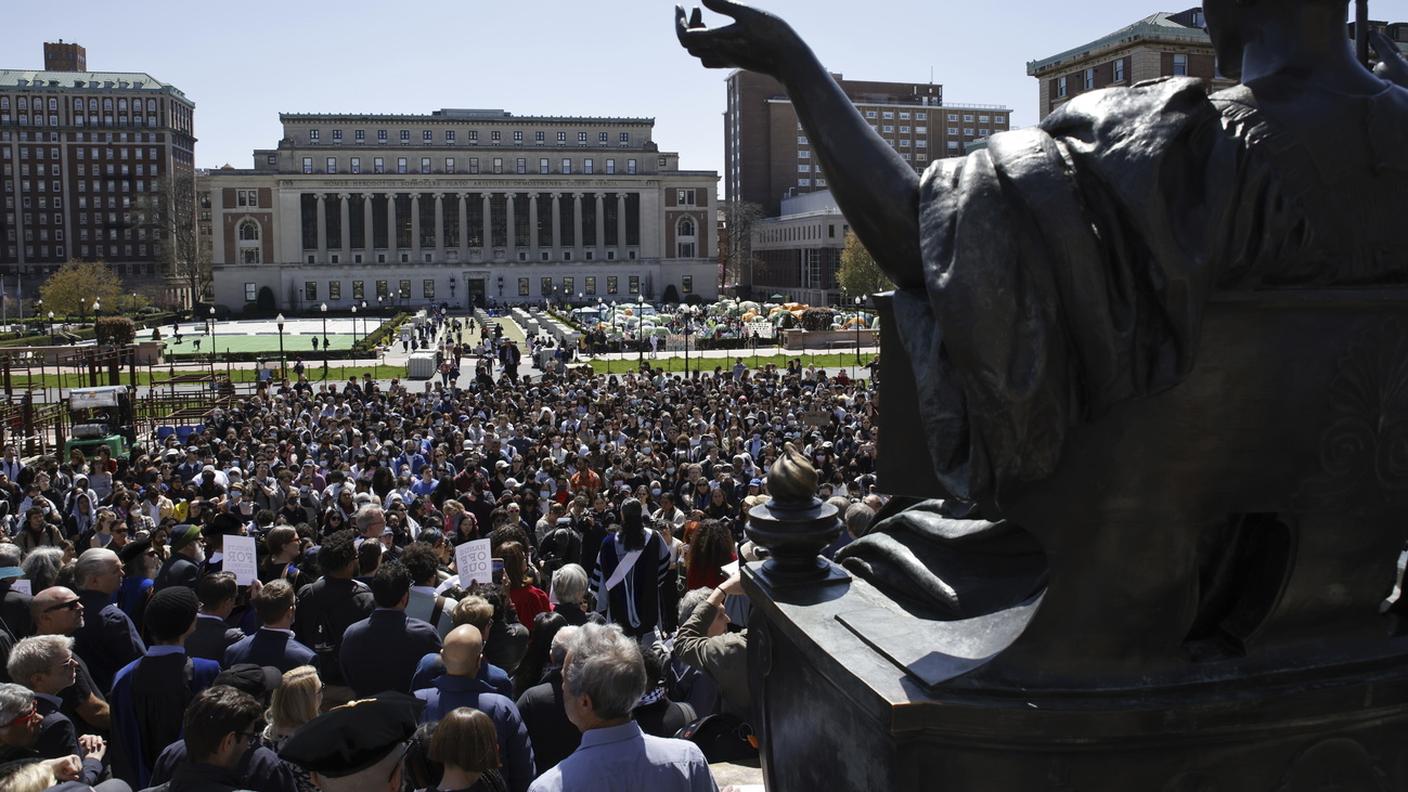 I professori esprimono solidarietà con il diritto degli studenti di protestare senza essere arrestati alla Columbia University, New York, 22 aprile 2024
