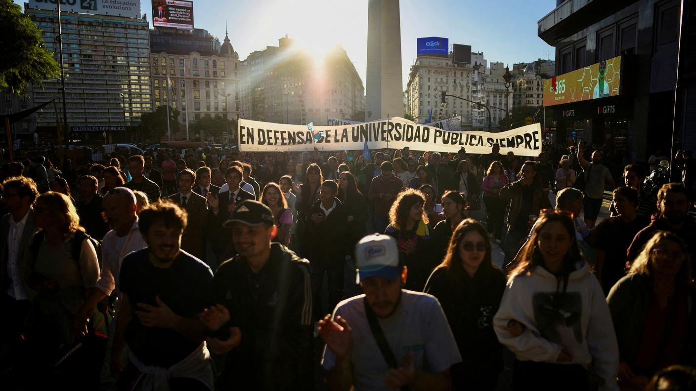 Il corteo di protesta a Buenos Aires