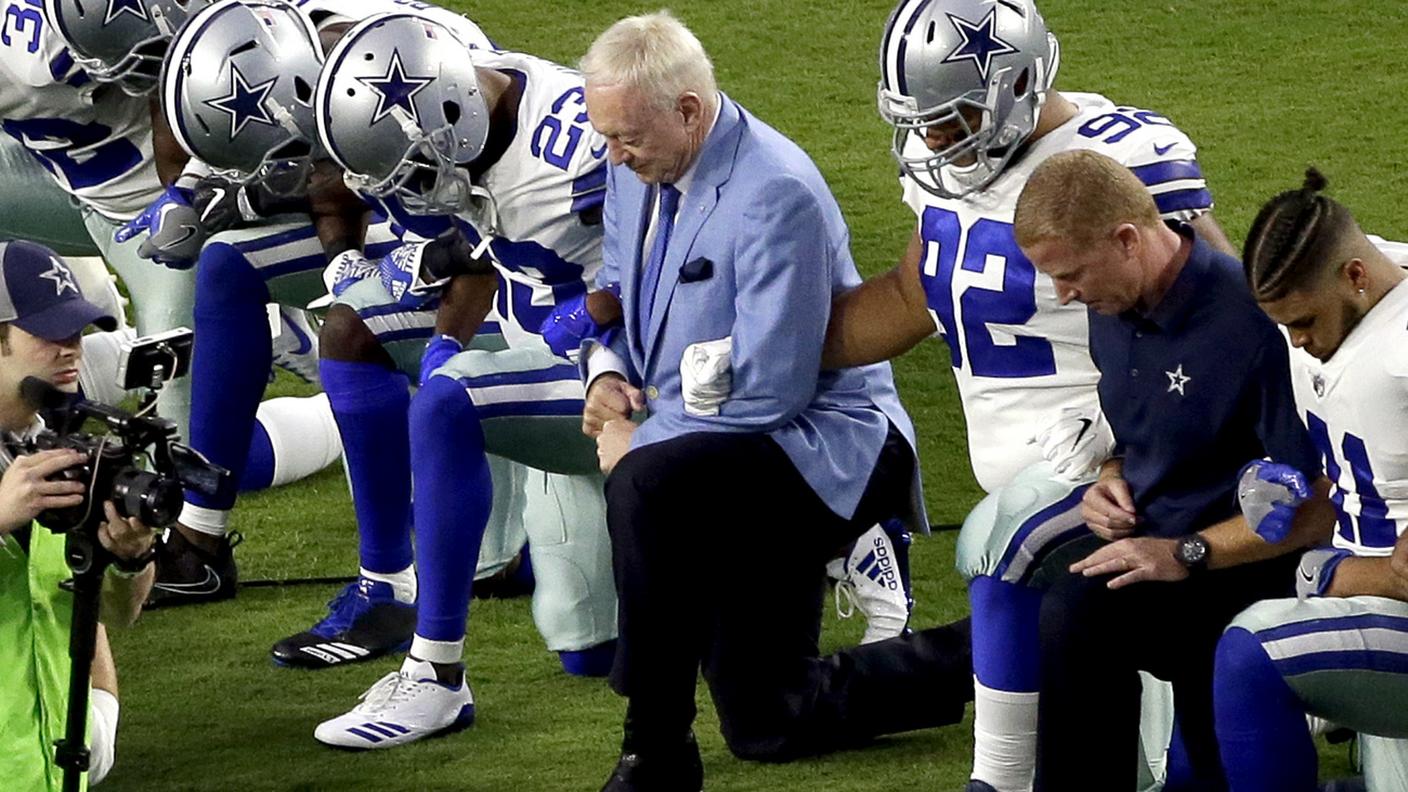 I Dallas Cowboys, con il proprietario Jerry Jones (al centro), in ginocchio