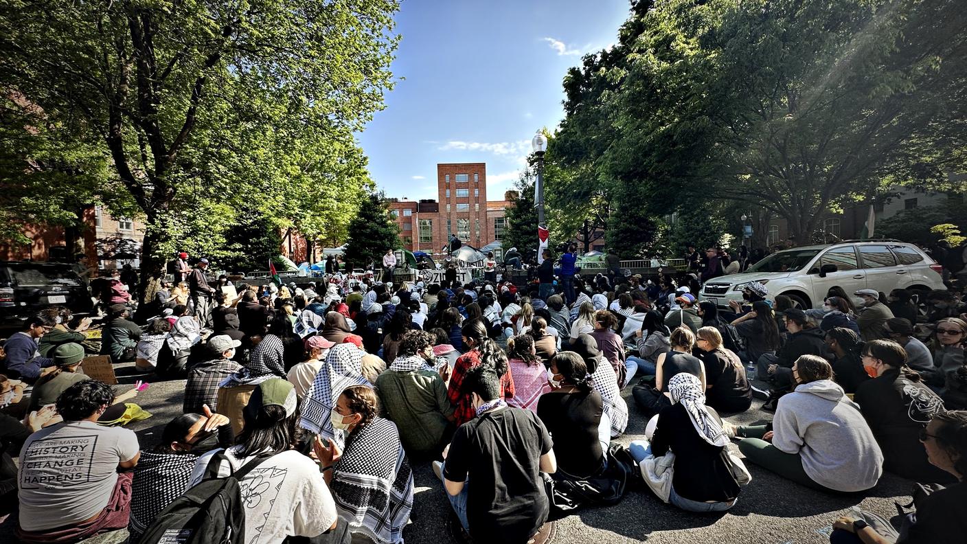 Il sit-in di protesta davanti alla GWU