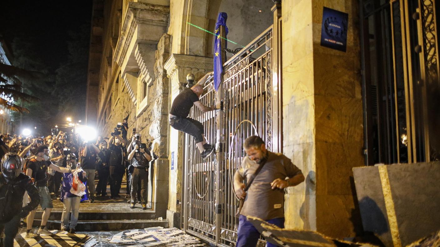 Un manifestante ha cercato di scavalcare uno dei cancelli dell'edificio del Parlamento