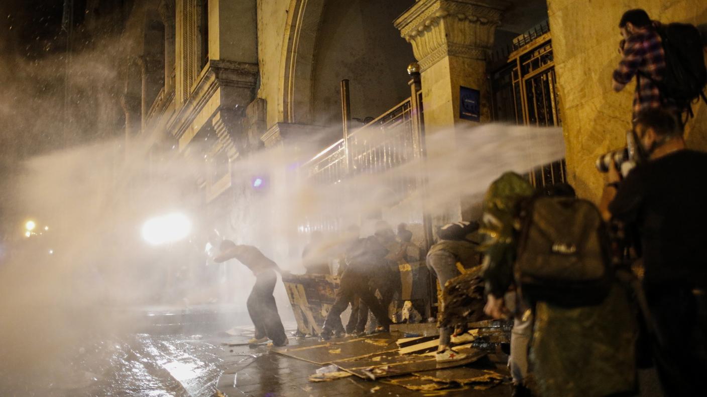 Cannoni ad acqua e spray urticanti impiegati contro i manifestanti all'esterno del Parlamento di Tbilisi