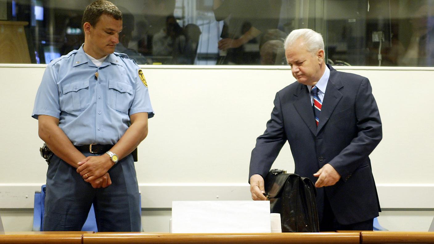 Un'altra cosa ancora: il Tribunale penale internazionale per l'ex Iugoslavia era stato creato ad hoc dall'ONU per occuparsi di un'area geografica e di un periodo ben precisi. Qui, in aula nel 2004, l'ex presidente Slobodan Milosevic. La Corte ha chiuso i battenti nel 2017