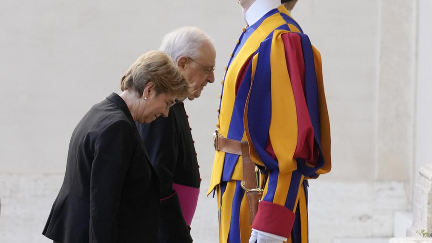 Viola Amherd accolta da monsignor Leonardo Sapienza