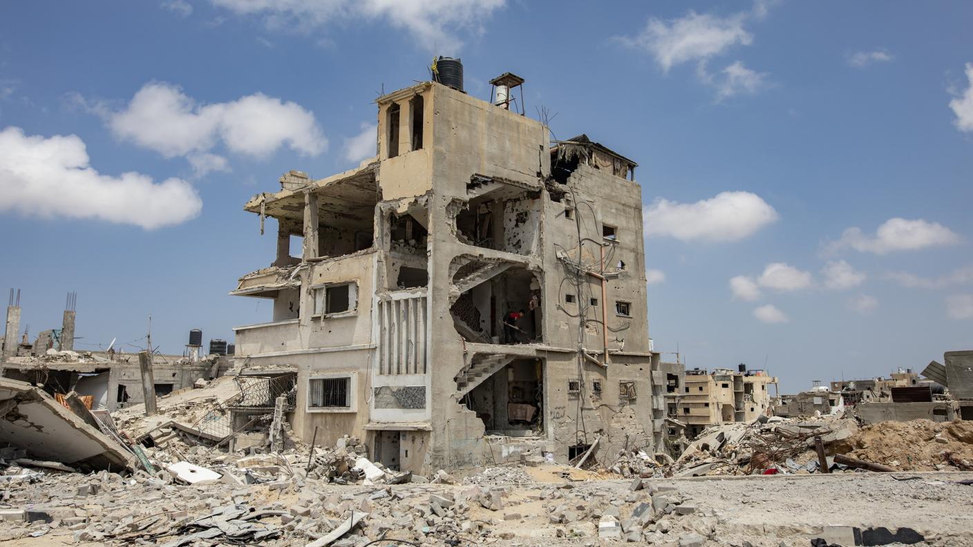 Un palazzo distrutto a Khan Yunis, nella Striscia di Gaza