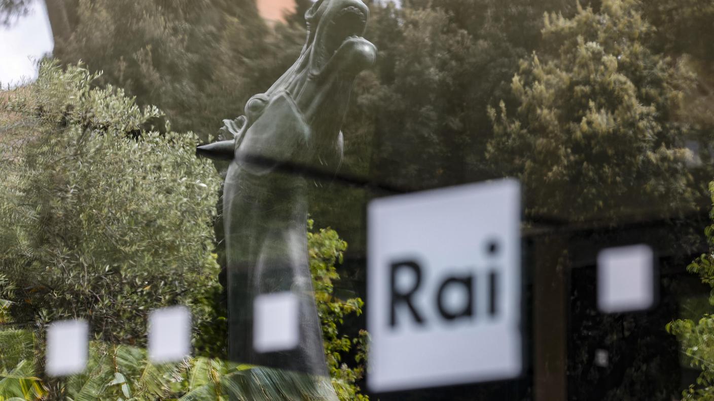 La celebre scultura col cavallo presso la direzione generale della RAI a Roma