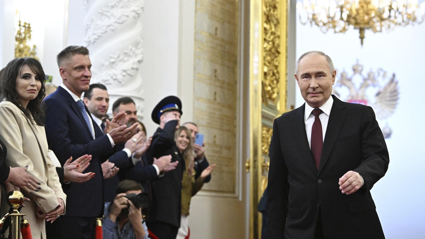 Il presidente russo Vladimir Putin ha prestato giuramento martedì sulla Costituzione