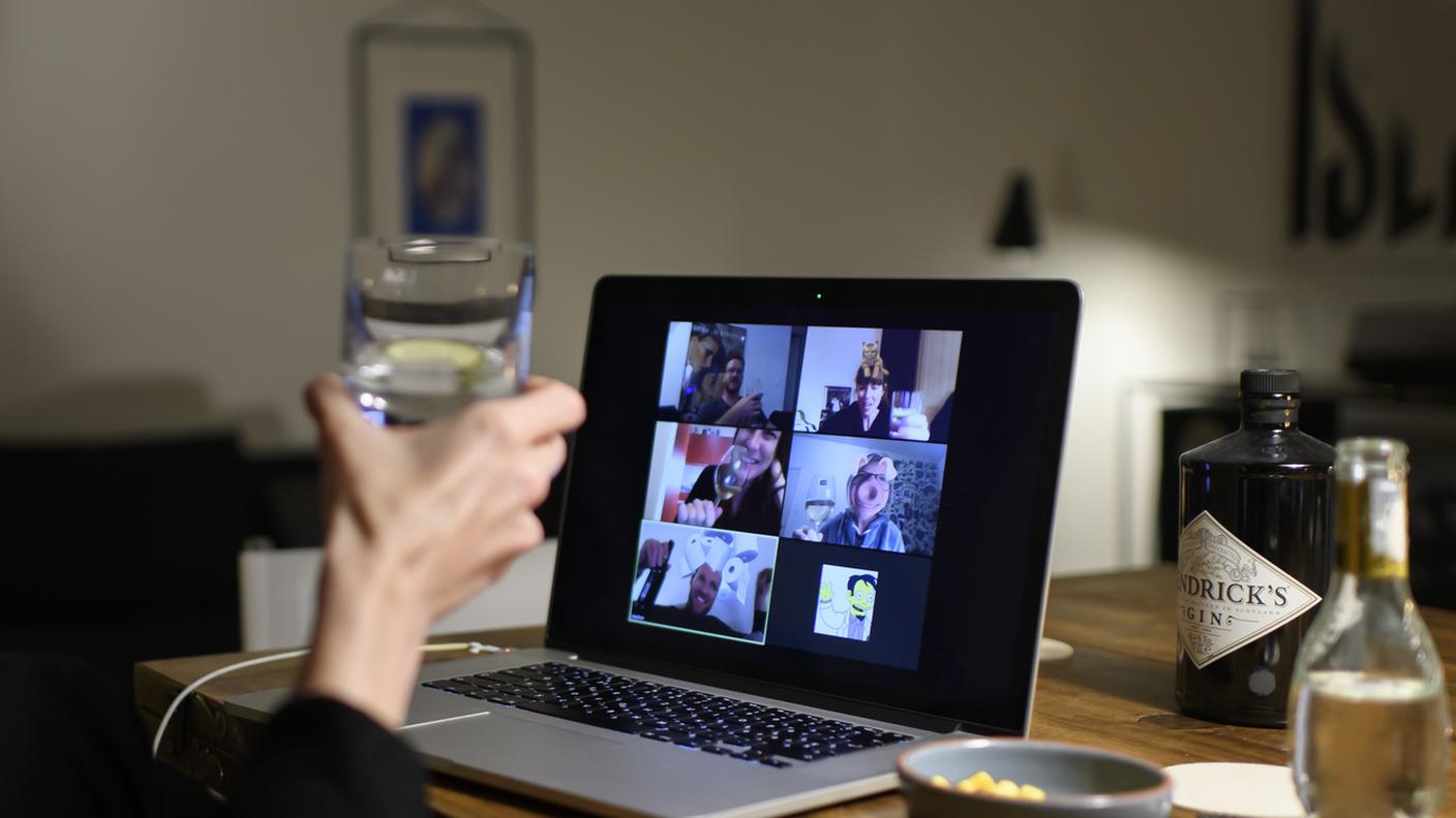 Un aperitivo virtuale fra amici, al tempo della pandemia: il sistema di comunicazione video Zoom ebbe una notevole diffusione durante il lungo periodo segnato dai lockdown