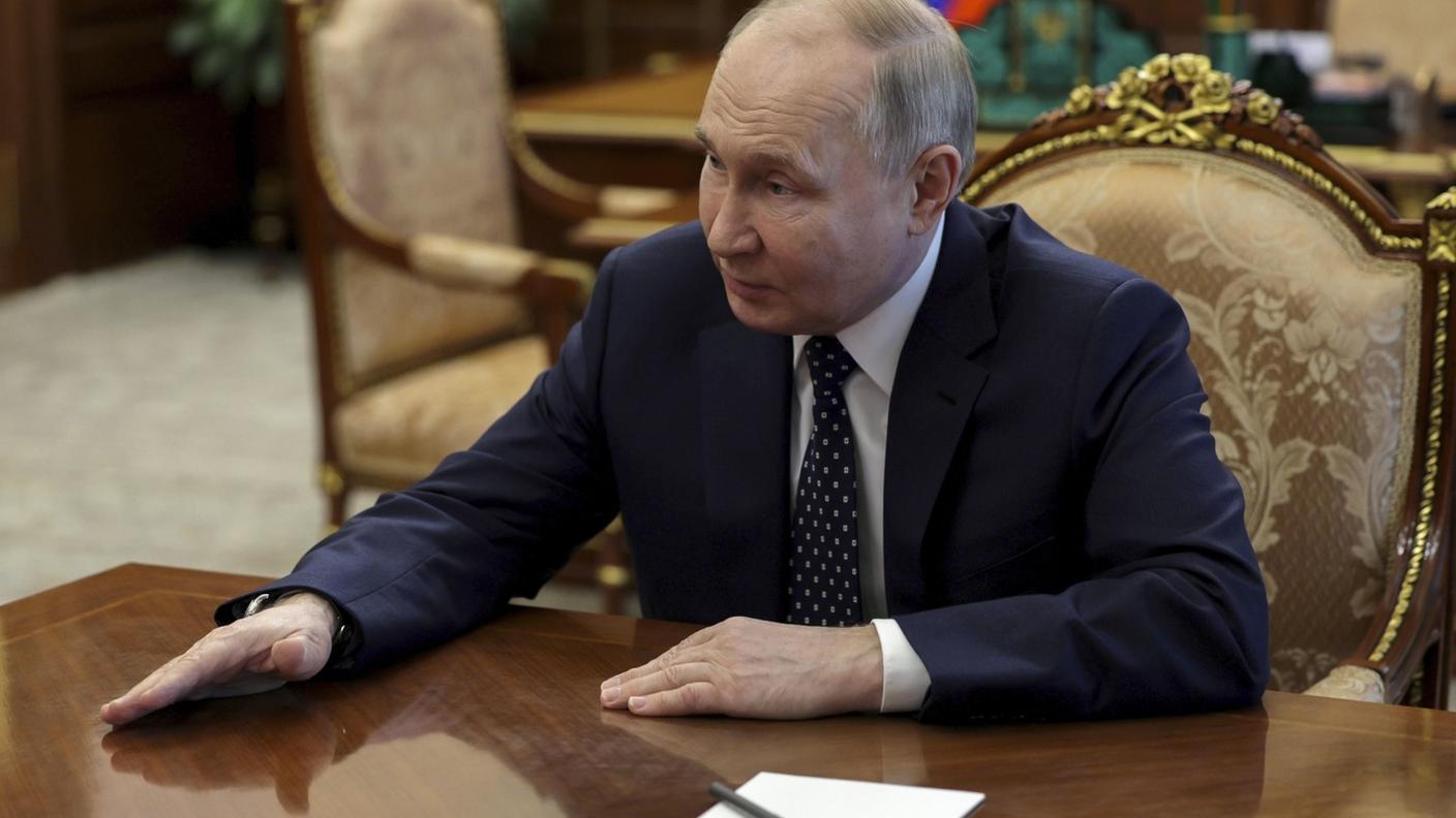 Un uomo solo al tavolo, secondo gli USA Putin è in difficoltà
