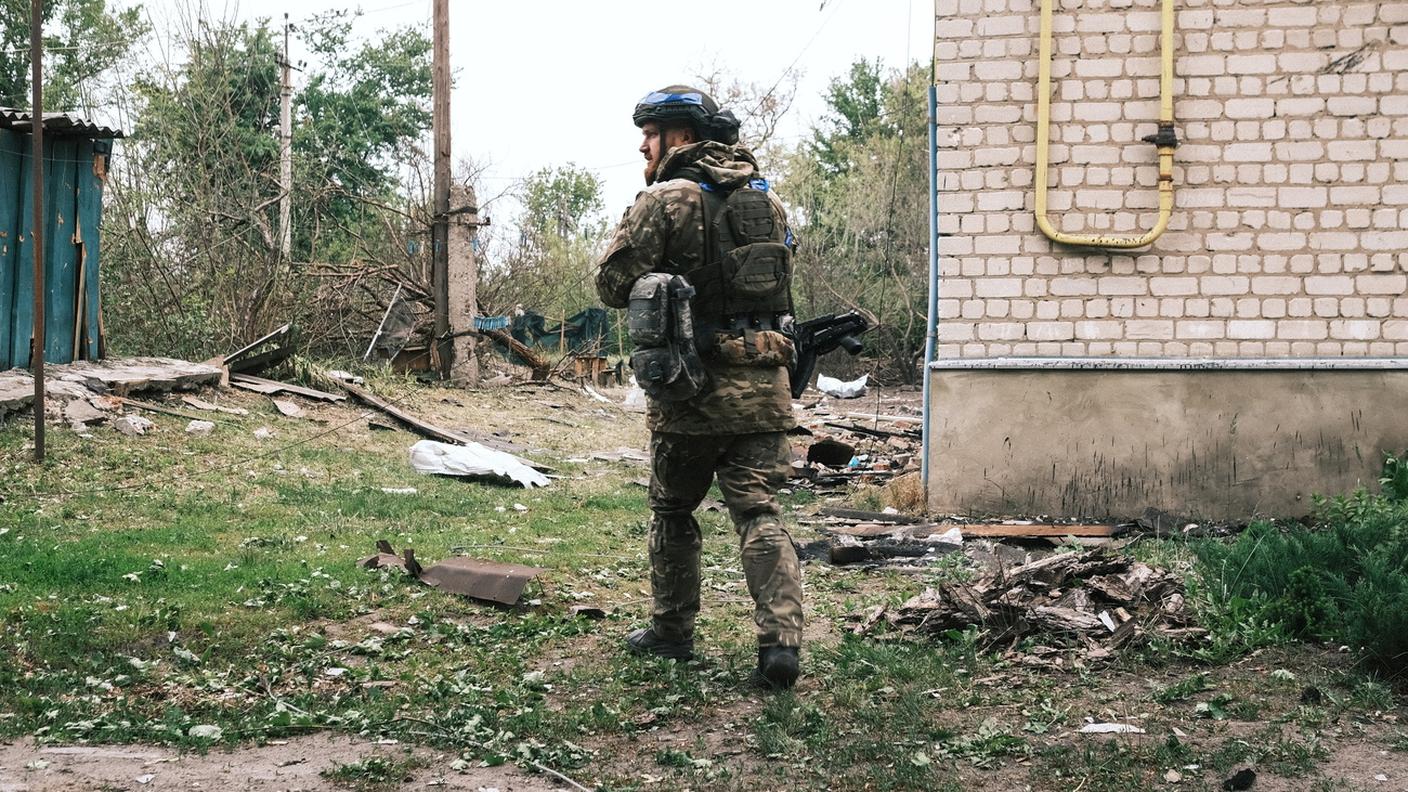 Un soldato ucraino nella zona di Kharkiv