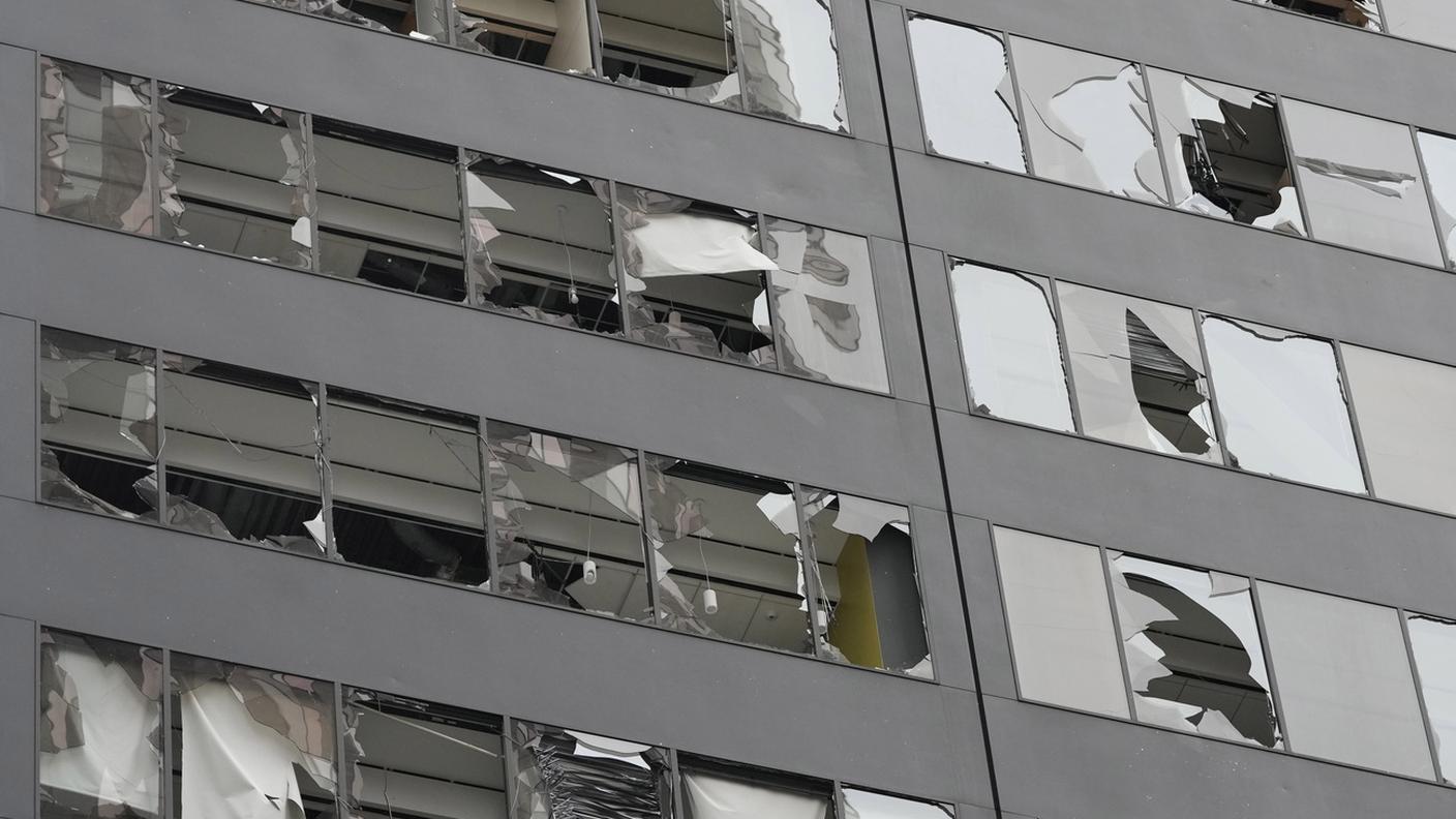 Rotti i vetri dei grattaceli, che hanno invaso le strade sottostanti