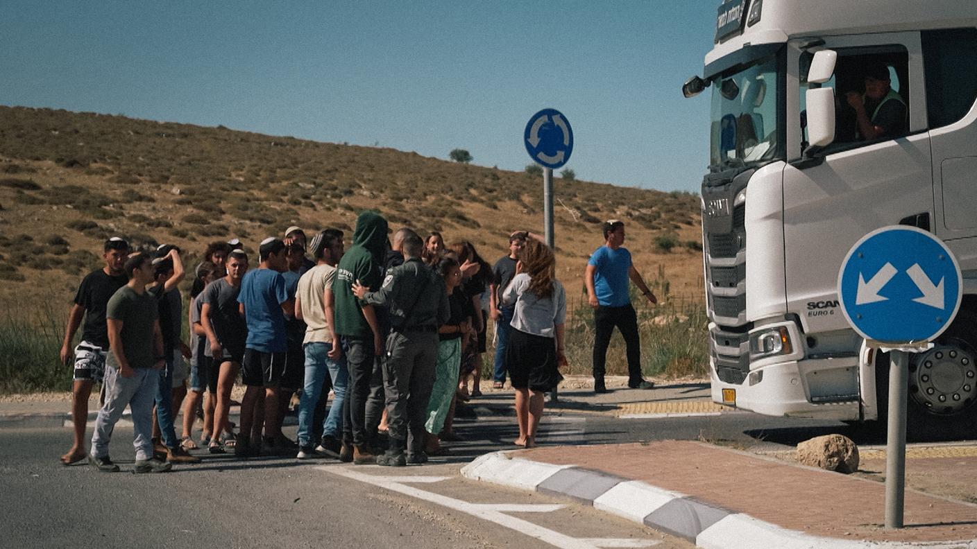 Giovani israeliani bloccano un tir sulla Statale 35