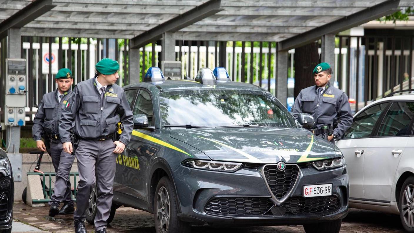 Il nucleo di polizia economico-finanziaria della Guardia di Finanza nella sede di Fondazione Milano-Cortina 2026 a Milano, 21 maggio 2024.