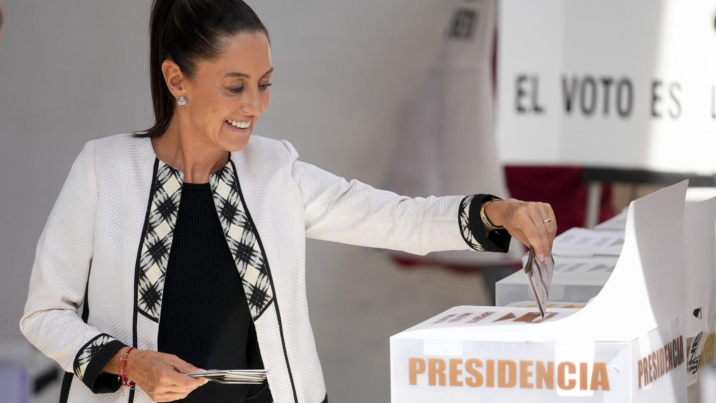 Claudia Sheinbaum al seggio elettorale