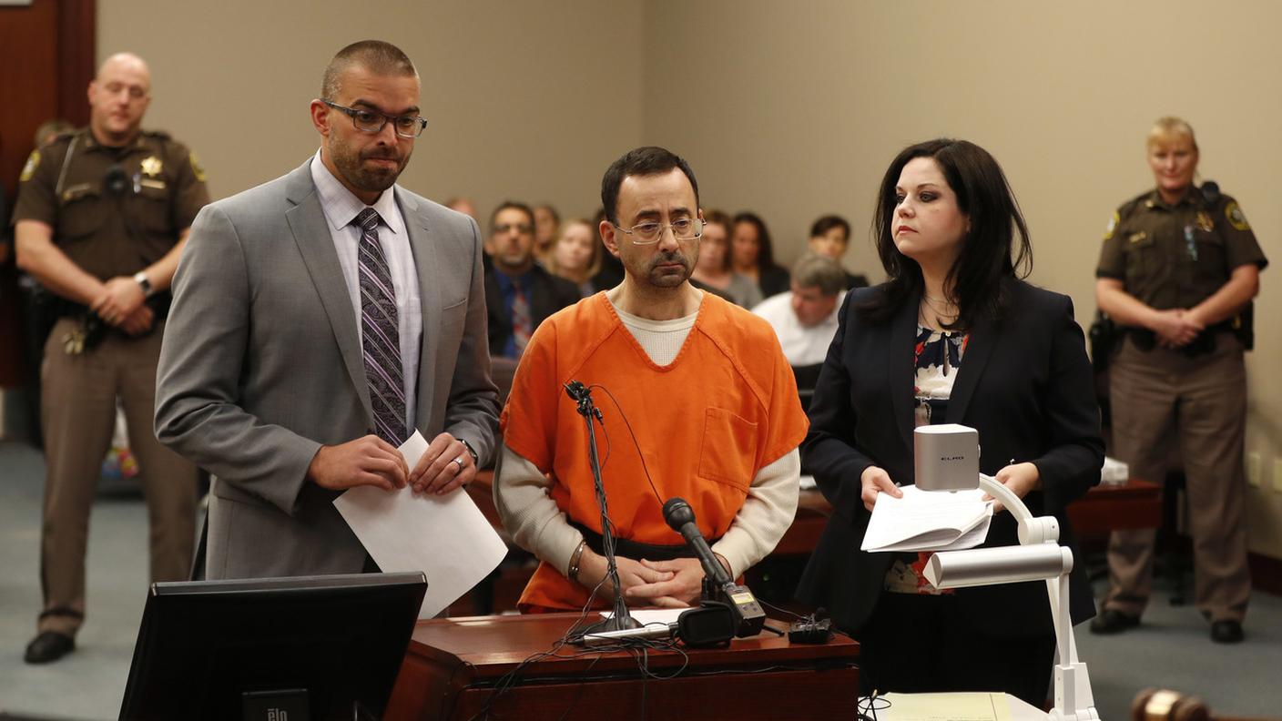 Il caso Nassar (al centro) non è isolato: sono 290 gli allenatori olimpici USA accusati di molestie