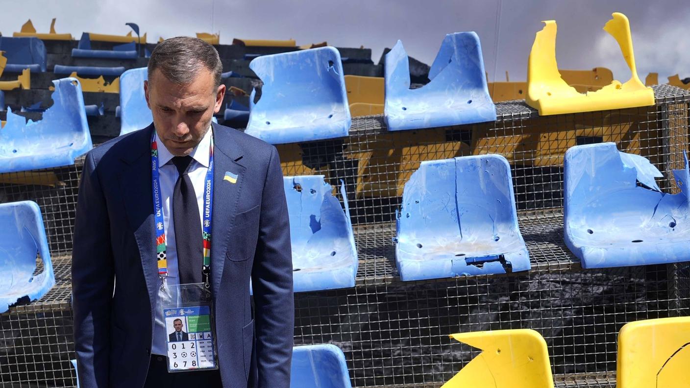 Šhevchenko a Monaco con un pezzo di tribuna dello stadio Sonyachny di Kharkiv distrutto dai bombardamenti russi