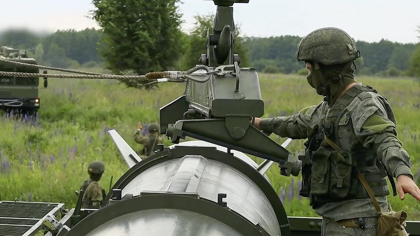 Un soldato russo maneggia un missile Iskander, dotato di capacità nucleare