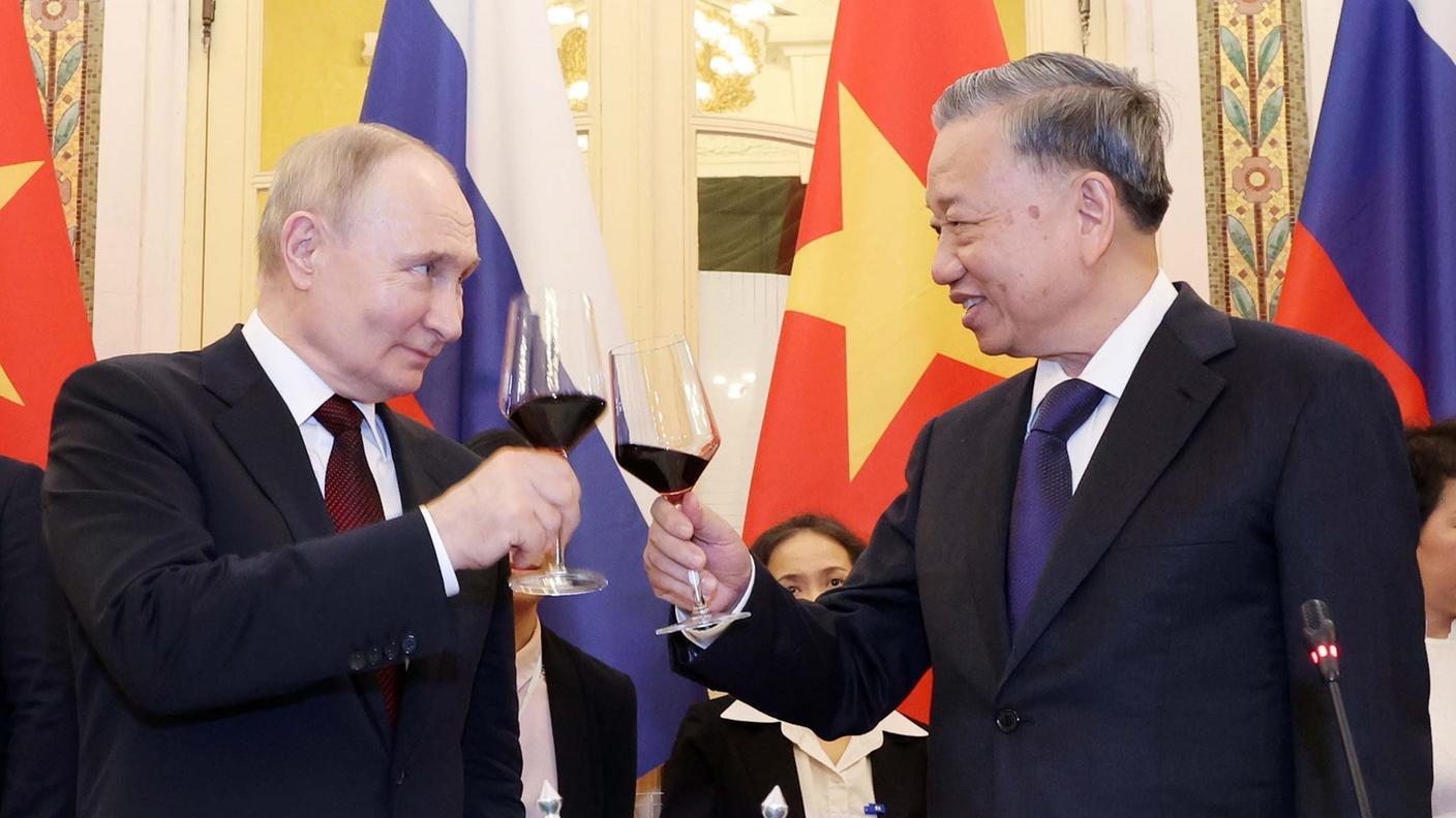 Sguardi di intesa fra Putin e il presidente To Lam 