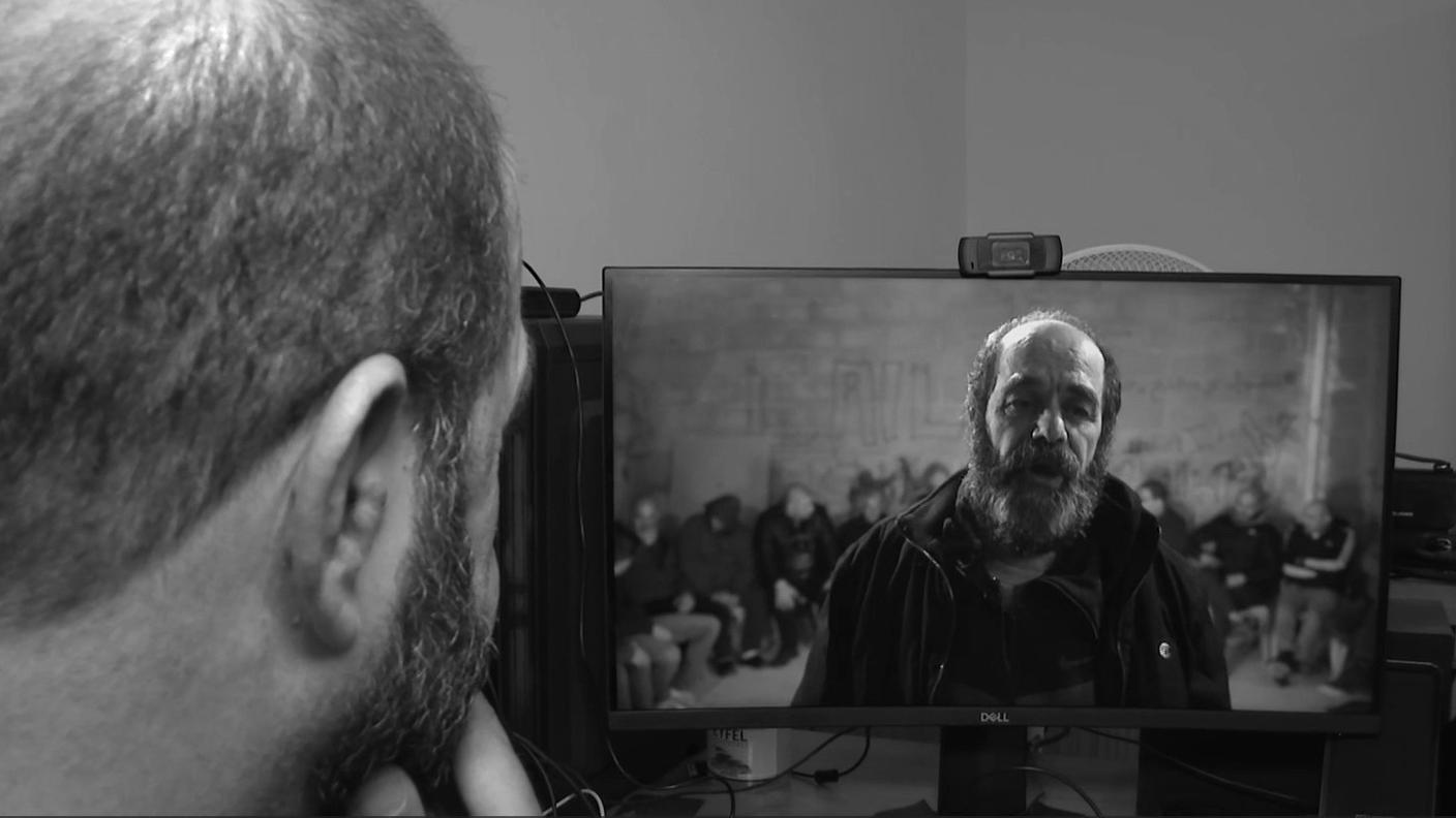 Munther Amira mostra su un computer le immagini della sua scarcerazione dalla prigione israeliana lo scorso marzo