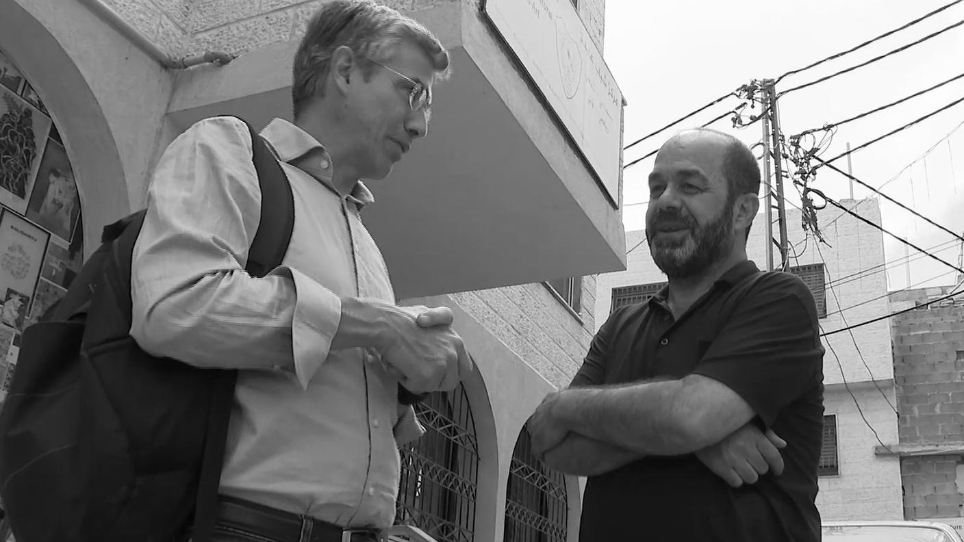 L'incontro con Munther Amira a Betlemme, davanti alla sede del centro giovanile di cui è presidente 
