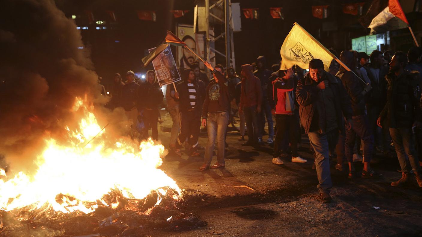 Manifestanti palestinesi protestano a Gaza