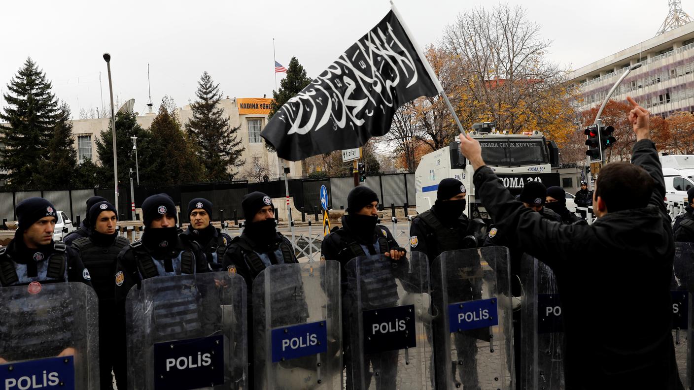 Davanti all'ambasciata USA di Ankara in Turchia