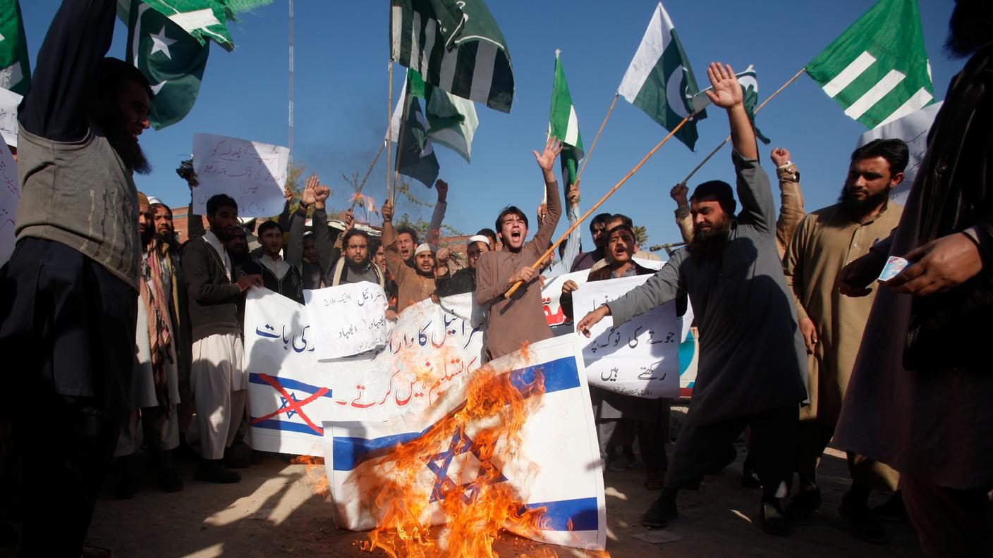Slogan e bandiere bruciate a Peshawar in Pakistan