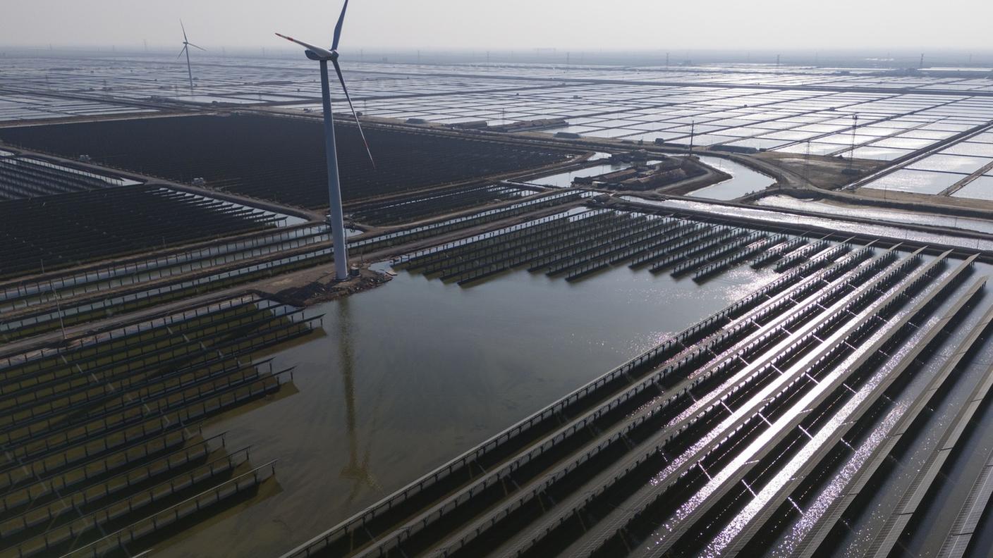 L'inchiesta riguarda fra gli altri i settori eolico e fotovoltaico. In immagine un impianto nello Shandong