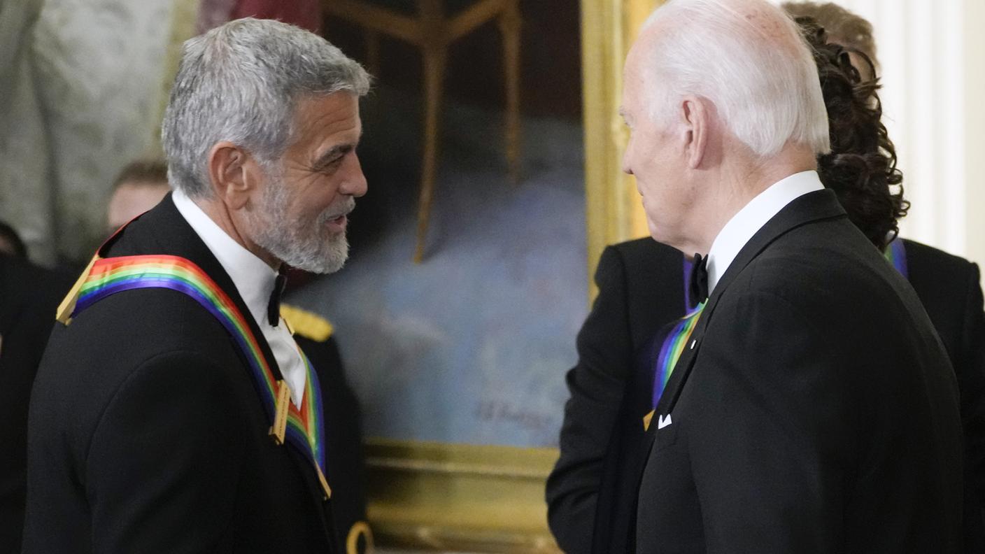 L'attore George Clooney con il presidente Joe Biden, lo scorso novembre a Washington