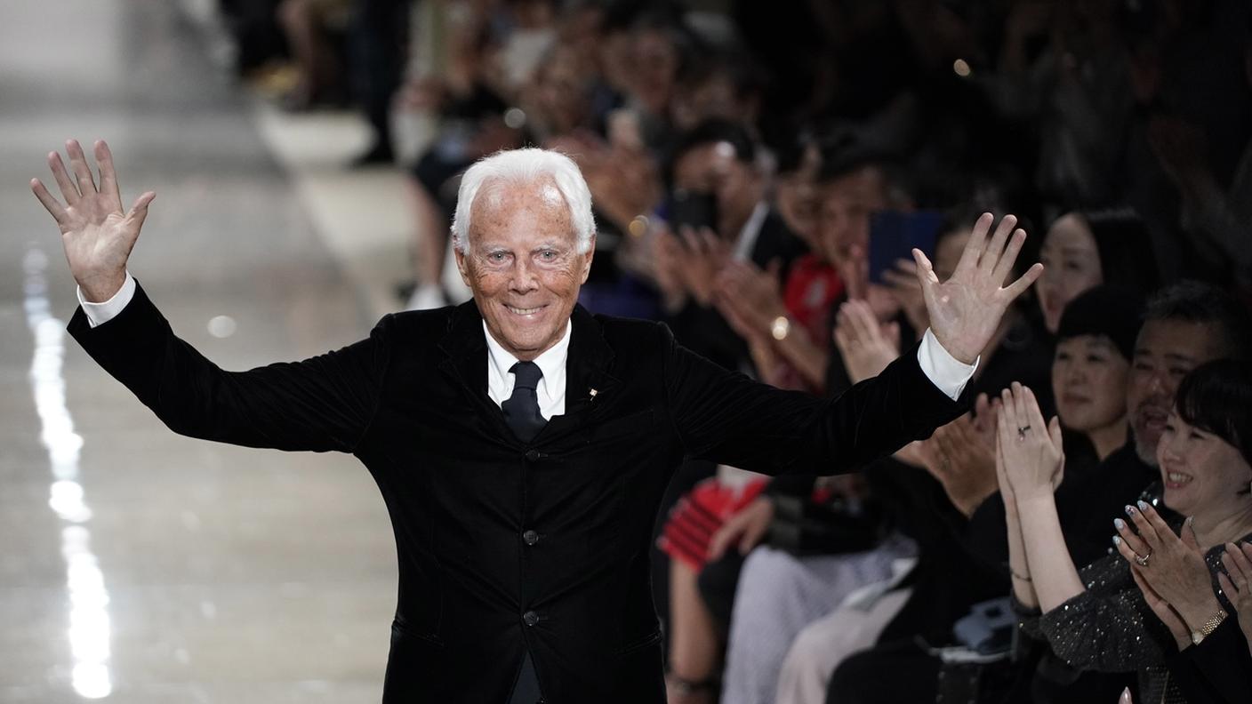 Giorgio Armani saluta il pubblico ad una sfilata