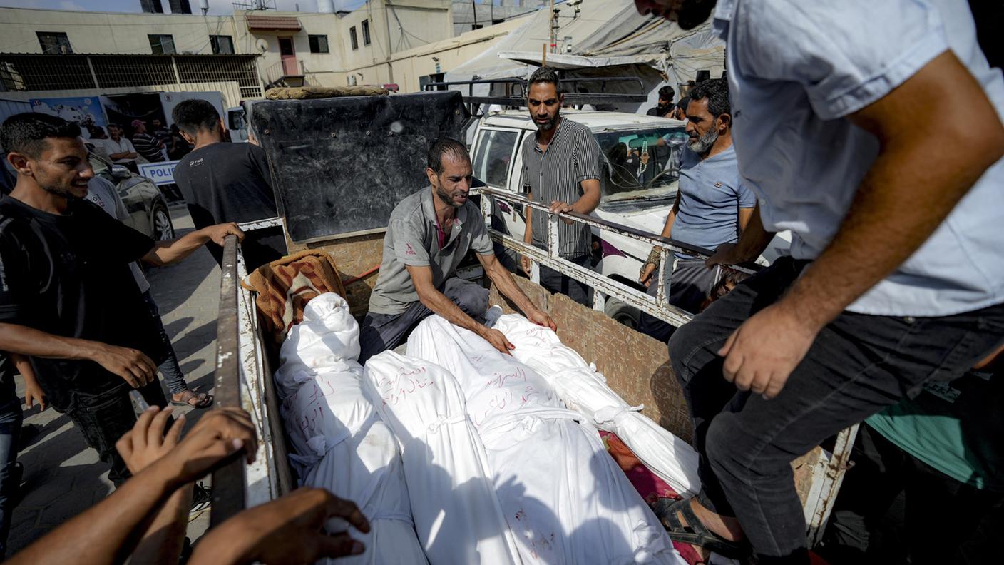Corpi di palestinesi all'arrivo  all'obitorio di Deir al-Balah