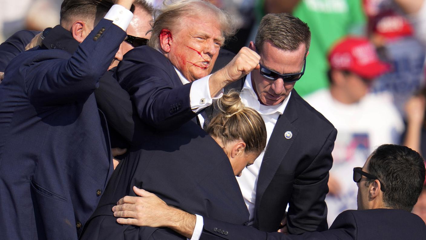 Trump coperto e portato via dalle guardie del corpo