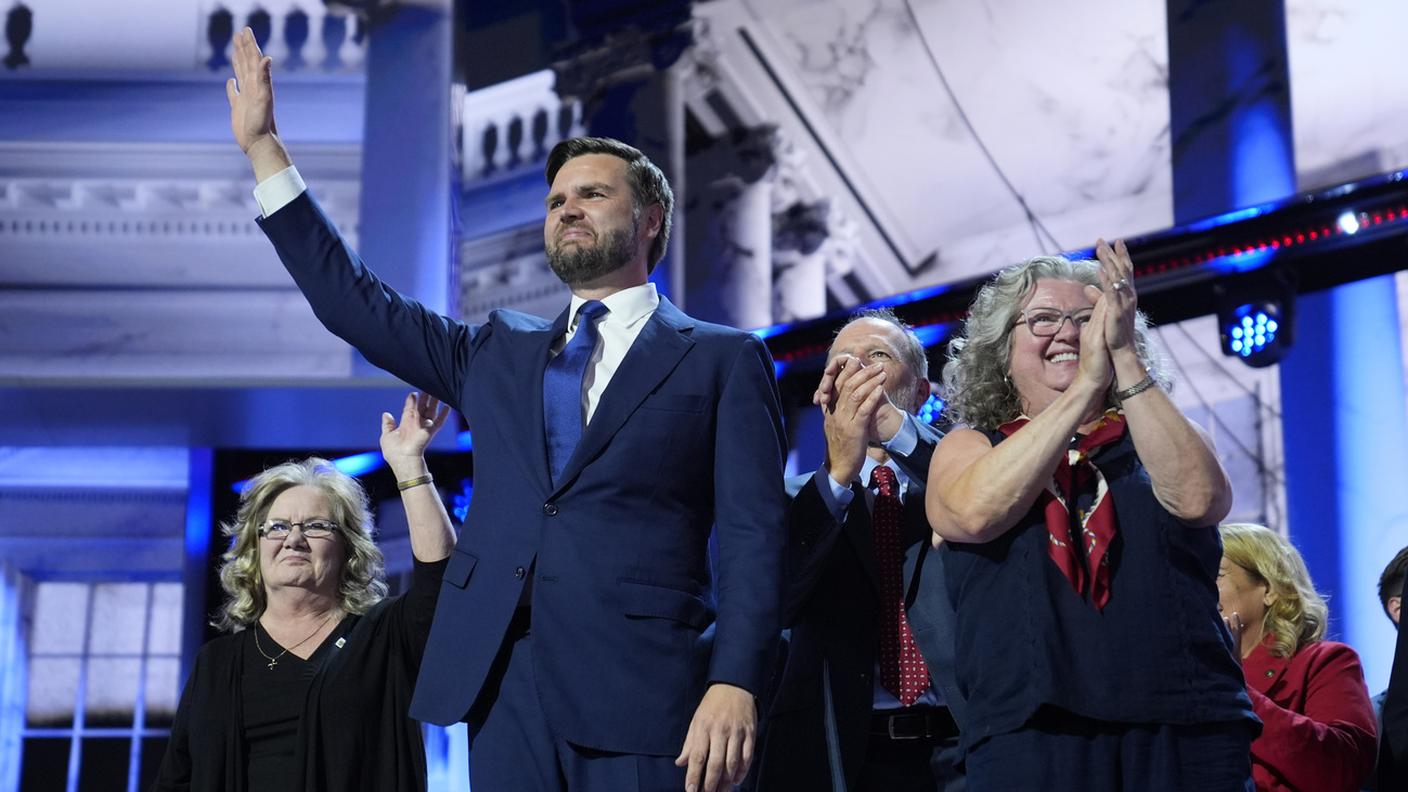 Il senatore Vance attorniato dalla sua famiglia saluta dal palco della Convention repubblicana di Milwaukee