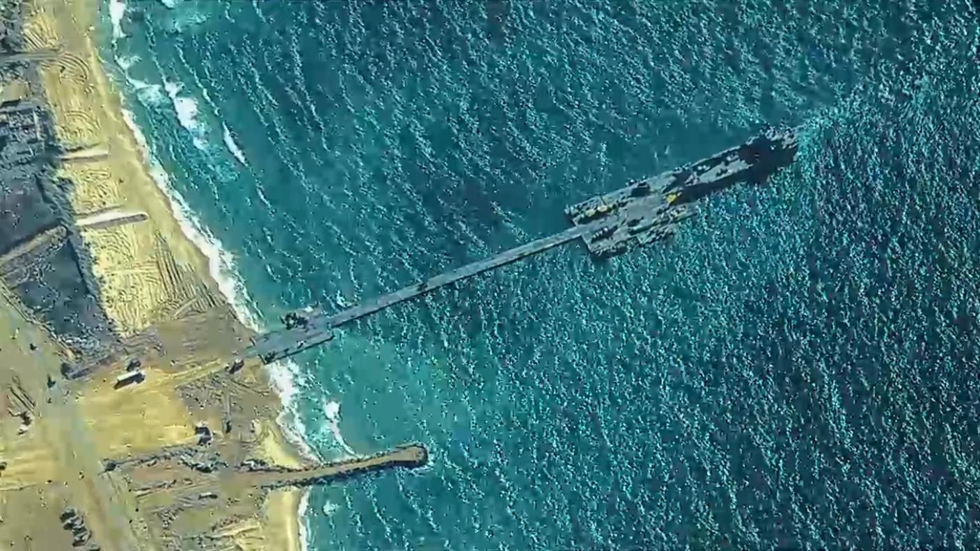 Un'immagine dello scorso maggio del molo flottante provvisorio sulla costa di Gaza