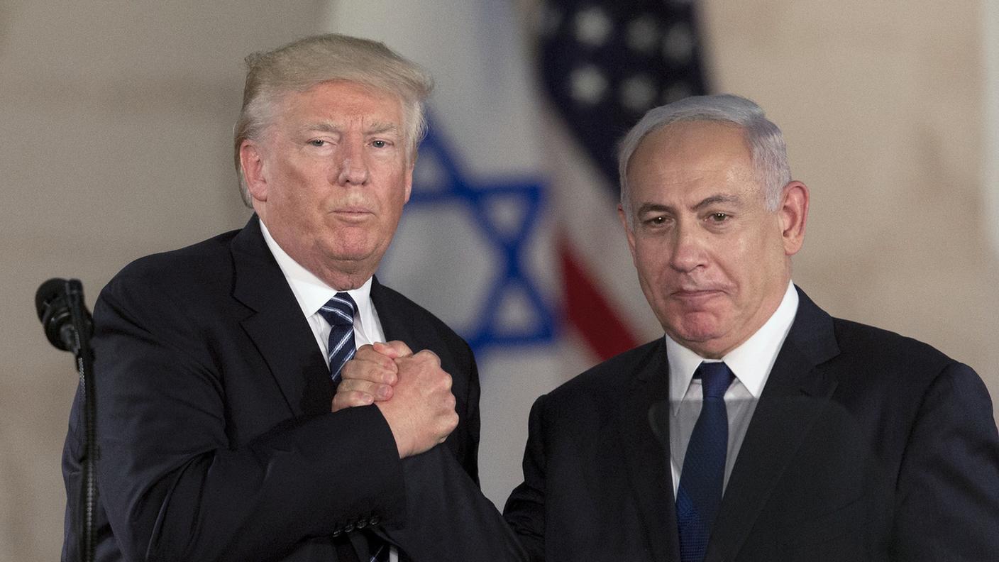 Stretta di mano con Donald Trump nel maggio 2017