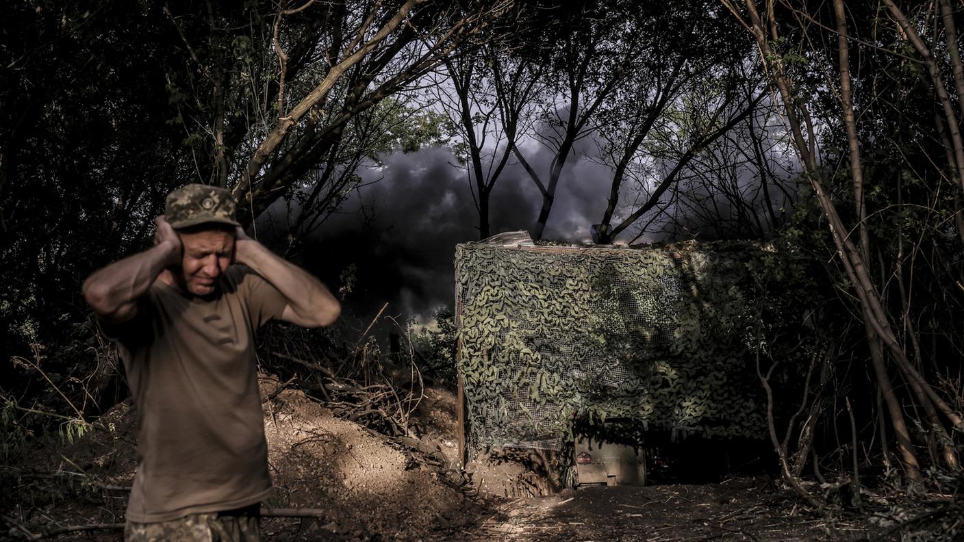 Un soldato di una brigata meccanizzata ucraina lungo il fronte del Donbass, presso Chasiv Yar